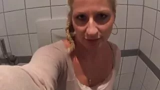 Blonde Sau schifft im Bahnhofsklo!