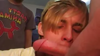 Frat Teen saugt Schwanz nach dem Wachsen Arsch