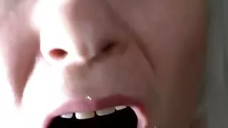 MILF sauft Pisse aus schrumpeligem Minischwanz!