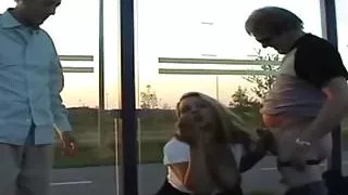 Milf mit dicken Natur Titten wird von 2 Fremden gefickt