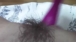 Teenager nimmt sich bei der Selbstbefriedigung mit einem rosa Spielzeug auf