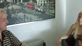 Alter Opa darf junge geile Teeny Maus ficken