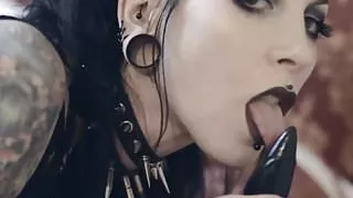 Goth babe plays with butt plug and big black dildo.mp4