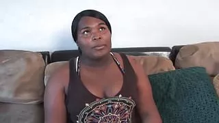 Molliges Casting-Tgirl wichst beim Wichsen Schwänze