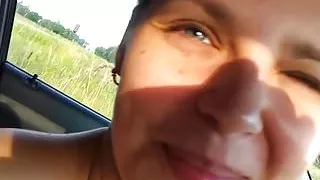 Russische Hure lutscht Schwanz im Auto