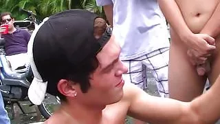 Outdoor-College-Initiation mit Teenie-Schlepperei