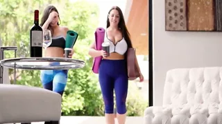 Mädchen lieben ihre perfekten Brüste