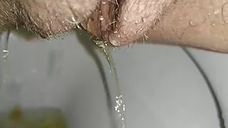 Echte Frau pinkeln Nahaufnahme