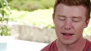 Der rothaarige Amateur zerrt an seinem Schwanz