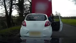 Cop pussyfucks damsel in distress on roadside