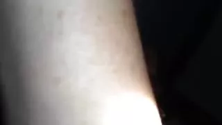 Ehefrau lutscht Fremden und Ehemann in der Glory Hole Kabine