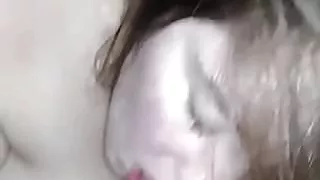 Hübsche Bbw mollige Frau nimmt einen Spritzer