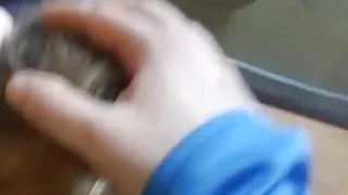 Amateurschlampe lutscht Schwanz