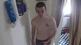 Lance Cage unter der Dusche und Sperma zur Unterhaltung