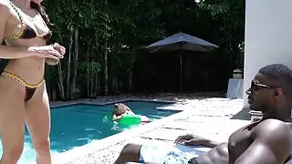 Gorgeous Swimsuit Babe finds a Black Treat