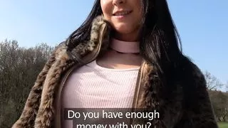 Public Agent Brasilianische Brünette reitet Schwanz auf dem Rücksitz