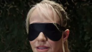 Arschgeficktes Bonded Babe nimmt TS Sperma in den Mund