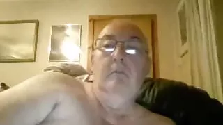 Opa spielt vor der Webcam