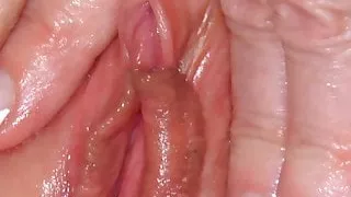 Green Eyed Milf Rubs One Out