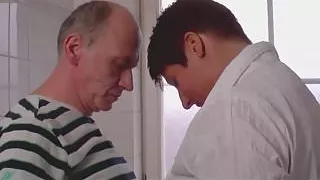 Nach der Arbeit wird die Frau erst mal im Bad gefickt