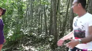 jolie blonde prise en anal en foret devant des voyeurs