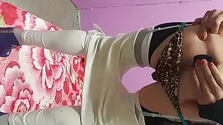 Crossdresser in weißen Jeans und Buttplugged