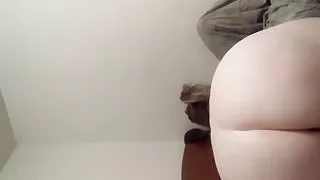 Heiße Brünette große runde Anzeigen nAturale Titten