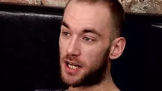 Der haarige Penner Lincoln Gates liebt es, sich nach einem Interview einen runterzuholen