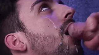 Arschleckender britischer Hunk im Club facialisiert