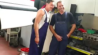 Haarige Milf in der Werkstadt gefickt