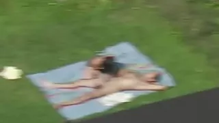 Teenie fickt im Garten