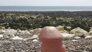 Spaß in der Sonne am öffentlichen, nicht nackten Strand