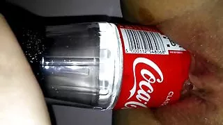 Flasche in  die Fotze