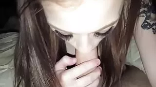 Menuda mamada hace esta chica morena hasta que se corre