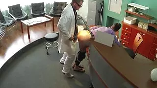 Doctor pussyfucks babe looking into complaint