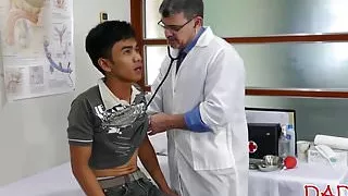 Junge Asiatin beim Arztbesuch ohne Sattel