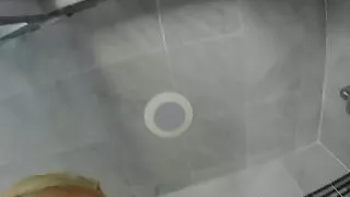 Alix Lynx nimmt eine schnelle Dusche nach dem Sex