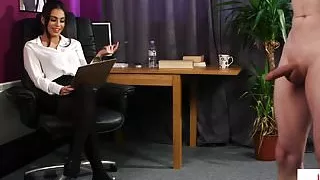 Britischer Voyeur in Strümpfen instruiert Büro-Sub