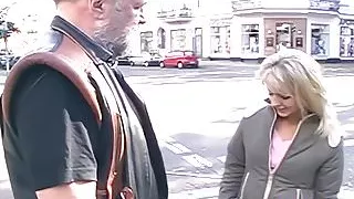 Obdachloser fickt Blondine