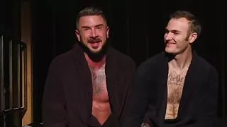 Aufgerissene Bdsm-Sub für Schwanzauspeitschung gefesselt