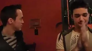 Heiße und ungezogene Twinks im echten Leben in einer Kneipe in der Stadt