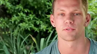 Outdoors muscle hunk wanks cock at the pool