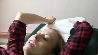 Frauenarzt fickt Patientin ohne Kondom