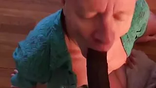 Ich lutsche einen großen schwarzen Schwanz und nehme großes Sperma ins Gesicht!