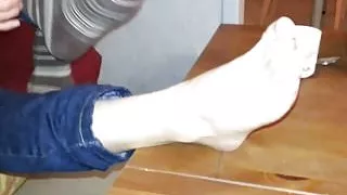 Elle enleve ses chaussettes