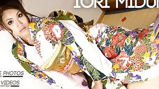 Prescious Asian cuttie rubbing her puss with a sex toy