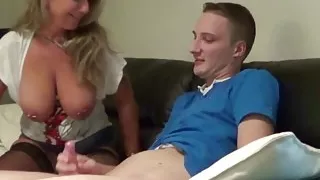 Mutter zahlt Pizzajungen mit Fick und Papa guckt zu