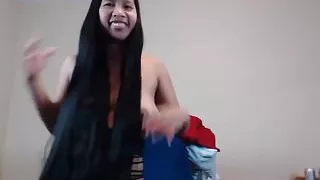 Süßer langhaariger asiatischer Striptease und Haarspiel