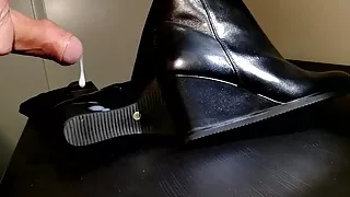 Creaming Black wedge boots