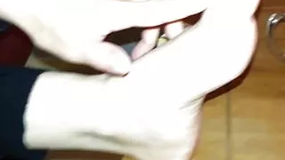 Elle m'allume avec ses pieds et remet ses grandes bottes